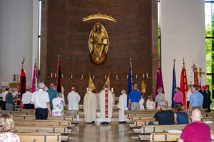 Die KAB-Banner und Fahnen der Ortsvereine in der Pfarrkirche zur Mutterschaft Mariens  Foto: Michael Wolf | Bild 2 von 3 