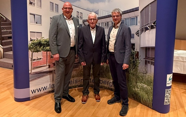 Bürgemeister Kai Hohmann, Ehrenpreisträger Reinhard Lattin, KAB-Bildungsreferent Joachim Schmitt