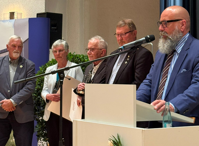 Bernd Schötterl (Stellv. Landrat) hält die Laudatio auf Reinhard Lattin und andere Träger des Ehrenpreises im Landkreis Miltenberg