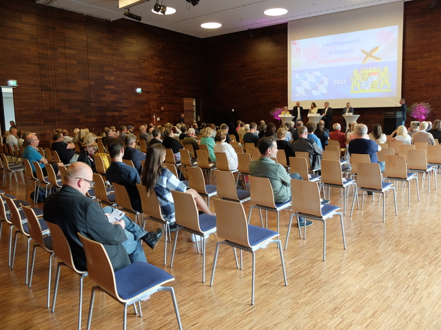 Ein ausgewähltes Podium und eine öffentliche Debatte im Martinushaus Aschaffenburg