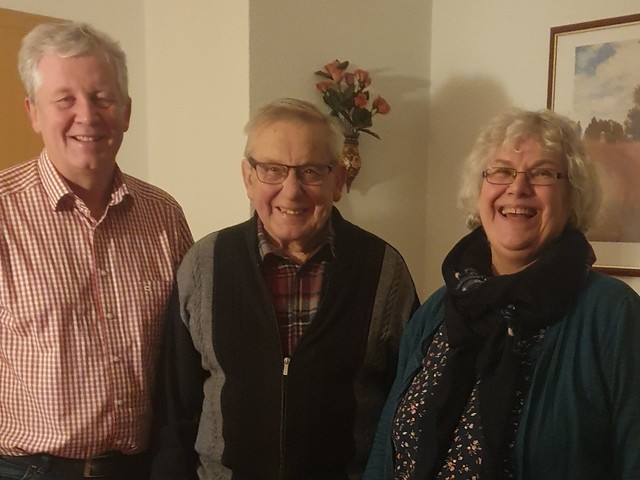 Foto (v.l.n.r.): KAB-Diözesanvorsitzender Robert Reisert, Arnold Seipel, KAB-Diözesanvorsitzende Theresia Erdmann