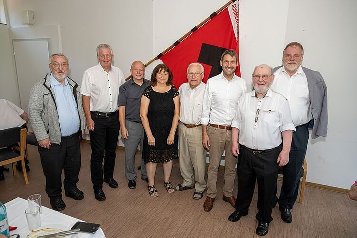 (von links nach rechts) Pater Matthias Doll, KAB-Diözesanvorsitzender Robert Reisert, Klaus-Uwe und Marianne Junker, Horst Lorscheider, Landrat Dr. Alexander Legler, Gerhard Maier (Vorsitzender), Pfarrer Matthias Rosenberger.  Foto: Michael Wolf