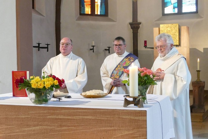 © Burkard Vogt (POW) | Brot und Rosen als Symbol für die Arbeit der Betriebsseelsorger verteilten (von links) Pastoralreferent Marcus Schuck, Diakon Peter Hartlaub und Diakon Ludwig Stauner.