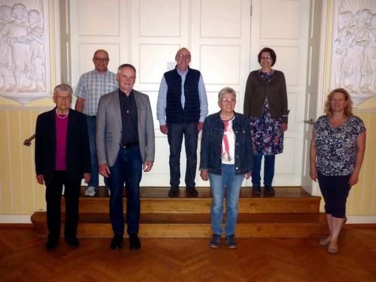 Hermann Pabst, Tilly Bauer und Luise Fröhlich, den Sprecher des KAB-Leitungsteams, Burkhard Ott, bei der Präsentübergabe sowie den Präses der KAB Rottendorf, Diakon Raban Hirschmann